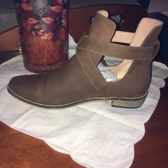 NWT Festival cutout buckle booties! 🍂 - Picture 3 of 8